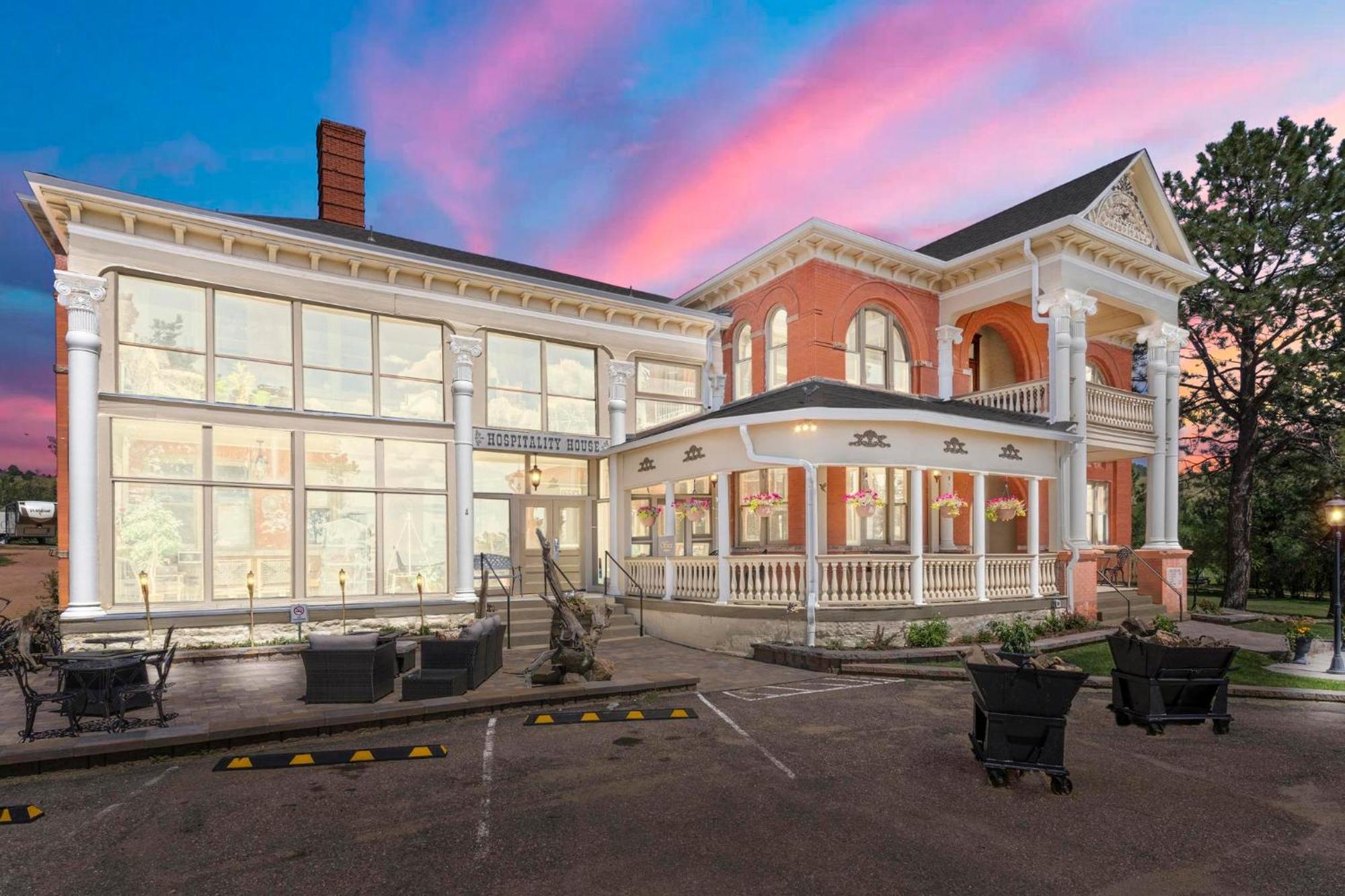 Hospitality House & Travel Park Hotel 3*